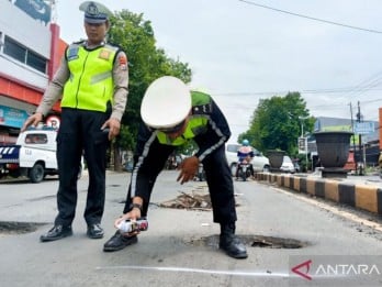 Jalan Berlubang Pantura Situbondo, Polisi Beri Tanda untuk Keamanan