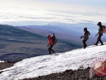 Salju di Puncak Jayawijaya Diprediksi Habis pada 2026