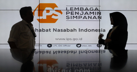 Karyawati beraktivitas di kantor Lembaga Penjamin Simpanan (LPS) di Jakarta, Senin (7/8/2023). Bisnis/Arief Hermawan P