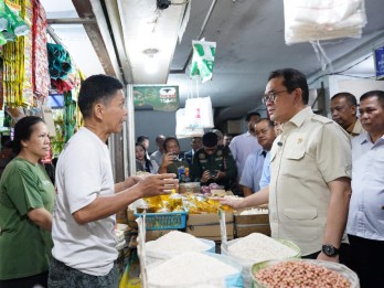 Mendag Budi Santoso Tinjau Pasar Suka Ramai di Medan Jelang Nataru