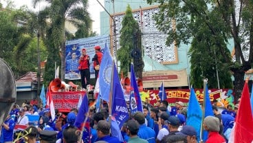 Buruh di Sumsel Geruduk Kantor Gubernur, Tuntut Revisi Penetapan Upah Sektoral 2025