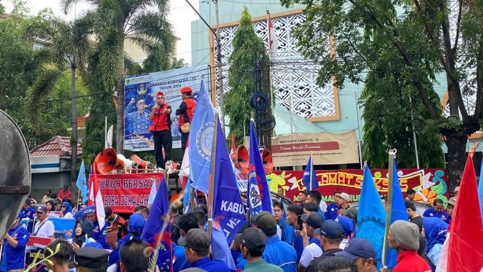 Buruh di Sumsel Geruduk Kantor Gubernur, Tuntut Revisi Penetapan Upah Sektoral 2025