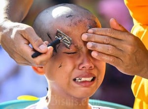 Ritual Potong Rambut Calon Bikkhu