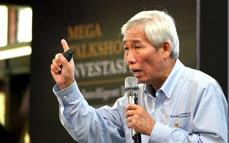 Stock investor nicknamed the Indonesian Warren Buffet. Lo Kheng Hong, presented his material at the 2020 Investment Mega Talkshow event at the West Hall of the Bandung Institute of Technology (ITB), Bandung, West Java, Saturday (3/7/2020)./Bisnis