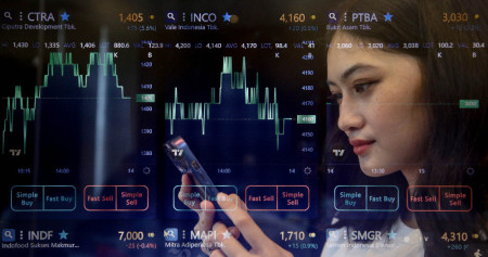 Investor mengamati pergerakan harga saham di Jakarta, Minggu (13/10/2024). Bisnis/Eusebio Chrysnamurti