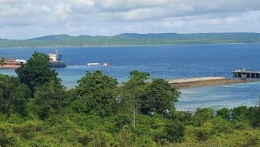 Kapal Peti Kemas Kuala Mas Tenggelam di Kupang NTT