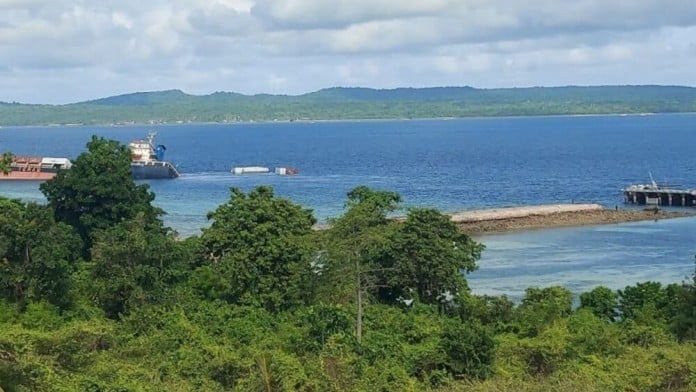 Kapal Peti Kemas Kuala Mas Tenggelam di Kupang NTT