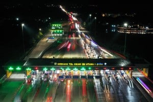 Arus Kendaraan Di Gerbang Tol Cikampek Utama