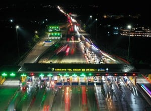 Arus Kendaraan Di Gerbang Tol Cikampek Utama