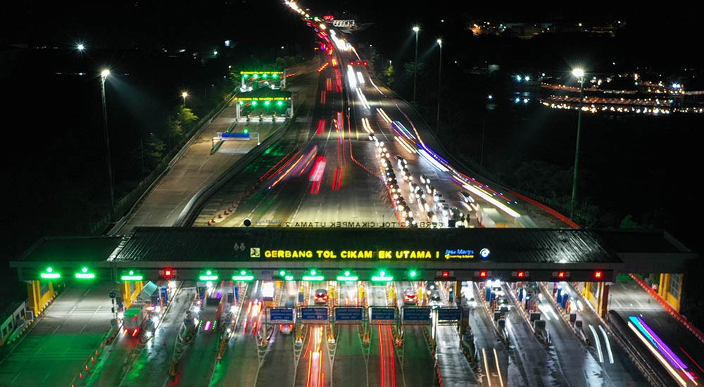 Arus Kendaraan Di Gerbang Tol Cikampek Utama