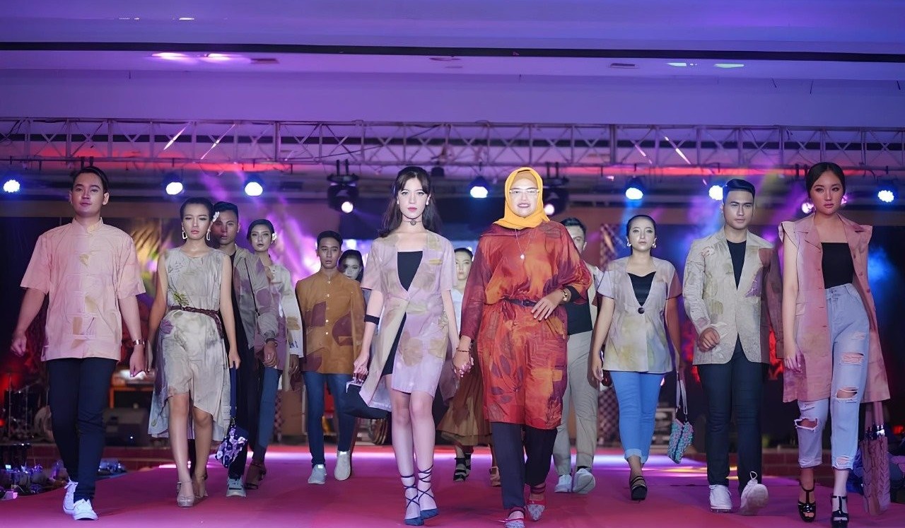 Pemilik usaha UMKM OKVISA Craft Oktavirasa bersama para model berjalan di catwalk mengenakan busana ecoprint bertema Warna Semesta pada ajang Rembang Batik Festival dan Parade Designer 2020./Istimewa