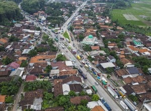 Kepadatan Truk Di Jalur Pantura