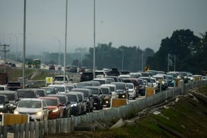 Arus Lalu Lintas Di Gerbang Tol Prambanan