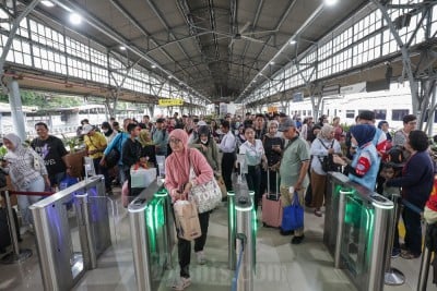 Kepadatan Penumpang Kereta Api Saat Libur Natal dan Tahun Baru