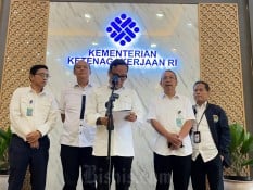 Ngeri! Wamenaker Sebut Ada 60 Perusahaan Bakal Lakukan PHK