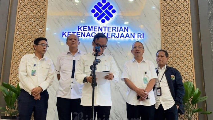 Ngeri! Wamenaker Sebut Ada 60 Perusahaan Bakal Lakukan PHK