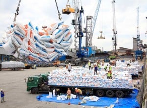 Kedatangan Beras Impor Sebanyak 9.000 Ton Dari Myanmar Untuk Stok Natal dan Tahun Baru