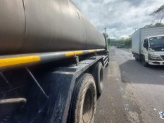 Cairan Kimia yang Bocor di Jalan Raya Padalarang-Purwakarta Ternyata Soda Api