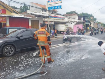 Mobil Tangki Angkut Cairan Kimia di Padalarang Bocor, Ratusan Kendaraan Mogok-Cat Mengelupas