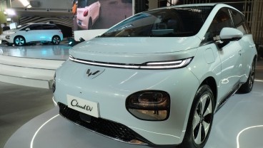 Top 5 News Bisnisindonesia.id: Kinerja Lesu Mobil Listrik hingga Tren Bisnis di Era AI 2025