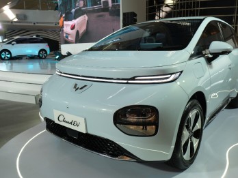 Top 5 News Bisnisindonesia.id: Kinerja Lesu Mobil Listrik hingga Tren Bisnis di Era AI 2025