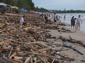 Sampah Berserakan di Pantai Kuta Bali