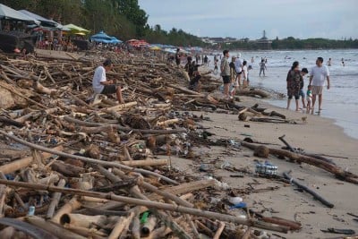 Sampah Berserakan di Pantai Kuta Bali