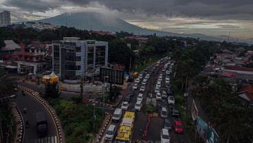 Wisatawan Padati Jalur Puncak Bogor Saat Natal