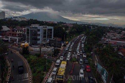 Wisatawan Padati Jalur Puncak Bogor Saat Natal