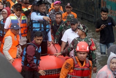 Mensos Syaifullah Yusuf Kunjungi Korban Banjir Makassar