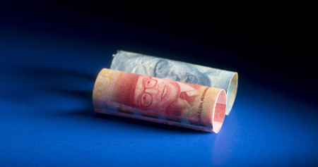 Uang lembar pecahan Rp100.000 dan Rp50.000. / Bloomberg-Brent Lewin