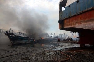 Kebakaran Perahu Nelayan di Pelabuhan Tegal