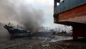 Kebakaran Perahu Nelayan di Pelabuhan Tegal