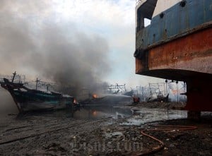 Kebakaran Perahu Nelayan di Pelabuhan Tegal