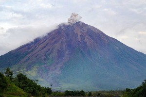 Gunung Semeru Kembali Erupsi Dengan Semburkan Asap Vulkanis