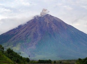 Gunung Semeru Kembali Erupsi Dengan Semburkan Asap Vulkanis