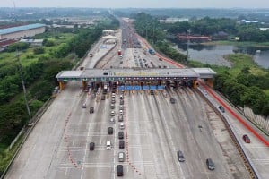 H-4 Libur Tahun Baru, Gerbang Tol Cikampek Utama Terpantau Ramai Lancar