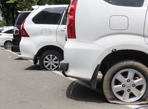 Pengempisan Ban Kendaraan Karena Melanggar Aturan Parkir