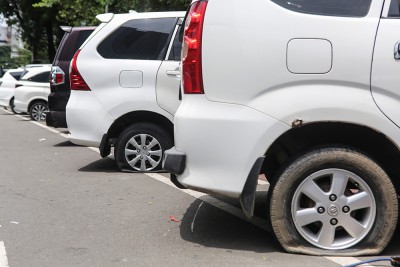 Pengempisan Ban Kendaraan Karena Melanggar Aturan Parkir