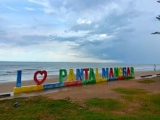 Pantai Manggar Masih Jadi Magnet Utama Wisatawan di Libur Nataru