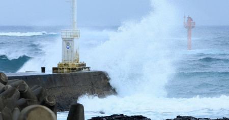 Gelombang tinggi yang disebabkan oleh topan Khanun menghantam tembok laut di Seogwipo di Pulau Jeju, Korea Selatan, 9 Agustus 2023. Yonhap via REUTERS