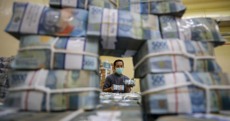 Karyawan menata uang tunai di Cash Center PT Bank Negara Indonesia (Persero) Tbk. (BBNI), Jakarta, Kamis (14/3/2024). Bisnis/Eusebio Chrysnamurti