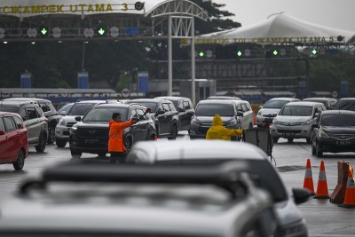 Jumlah Arus Kendaraan Di Gerbang Tol Cikampek Utama