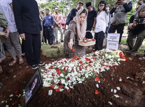 Pemakaman Tokoh Pers Atmakusumah Astraatmadja