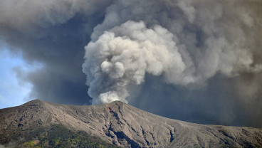 Gunung Marapi Erupsi Keluarkan Abu Vulkanik