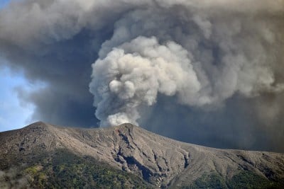 Gunung Marapi Erupsi Keluarkan Abu Vulkanik