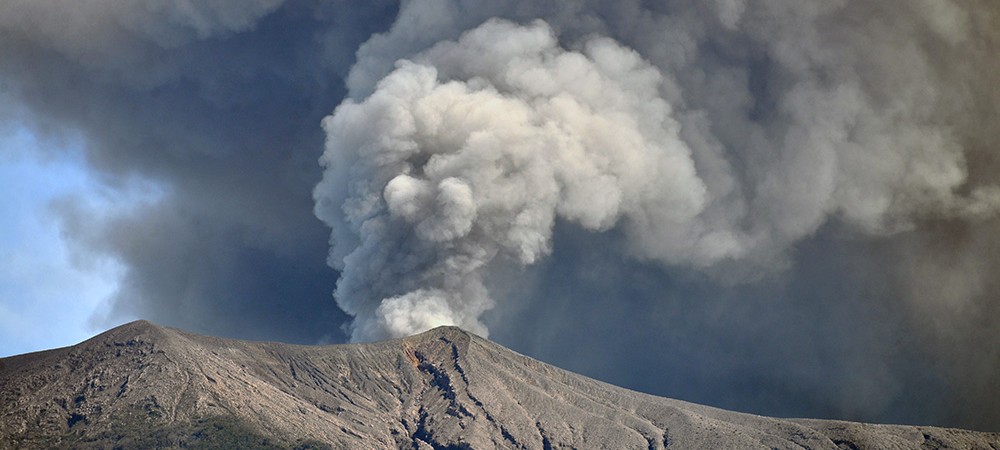 Gunung Marapi Erupsi Keluarkan Abu Vulkanik