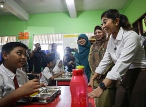 Menteri Komunikasi dan Digital Meutya Hafid Tinjau Pelaksanaan Makan Bergizi Gratis