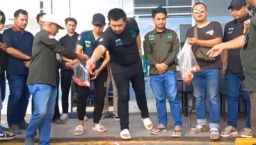 Sambil Menangis, Anak Bos Rental Tak Terima TNI Sebut Ada Pengeroyokan