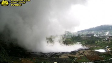 Kawah Sileri Dieng Menyemburkan Lumpur Sejauh 40 Meter